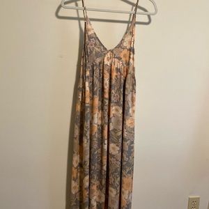 Maxi floral dress by Millibon.
